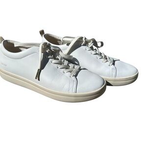 VIONIC Paisley Size 7 White Sneakers with Gold Accents